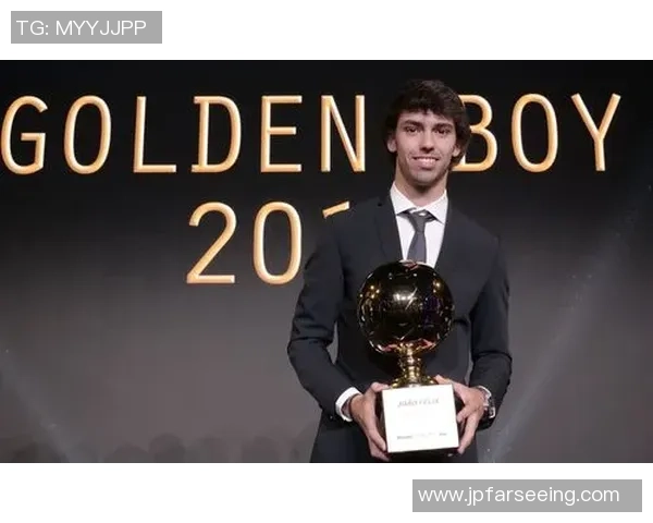 菲利克斯足球明星卡挂件收藏品展现经典球场瞬间与精彩技术